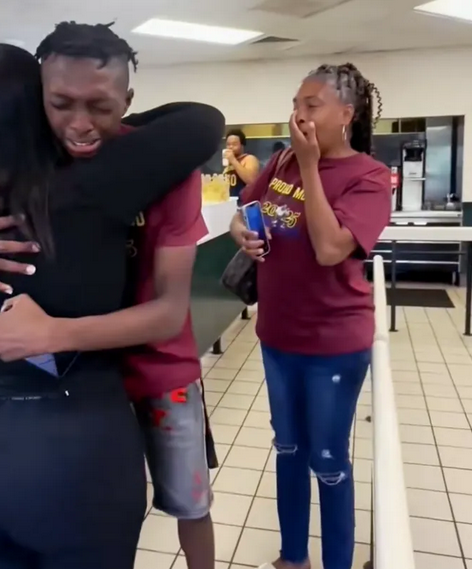 高中生穿毕业服在汉堡王打工感动路人 默默为他募款求学基金