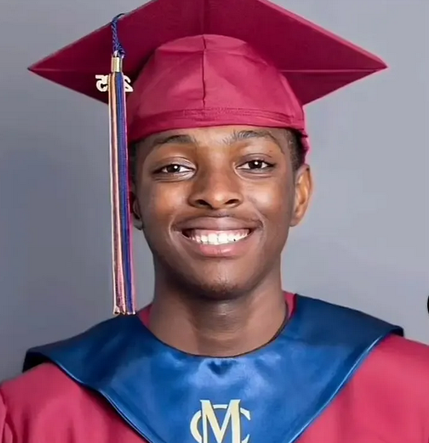 高中生穿毕业服在汉堡王打工感动路人 默默为他募款求学基金