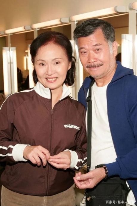 高处坠下撞路边指示牌 雪妮丈夫当场毙命