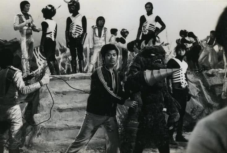 高处坠下撞路边指示牌 雪妮丈夫当场毙命