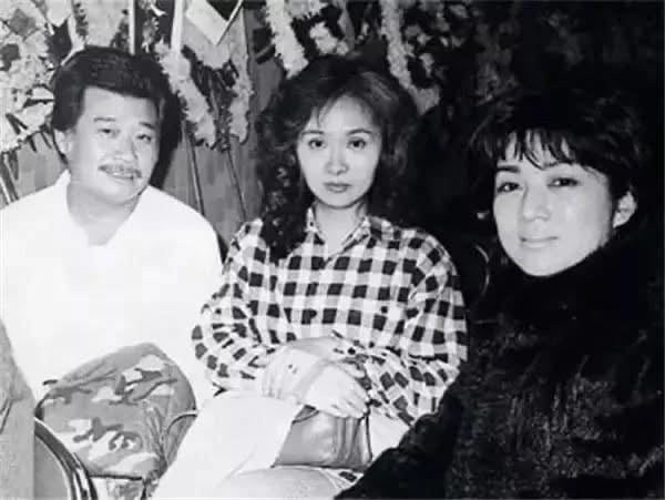 高处坠下撞路边指示牌 雪妮丈夫当场毙命