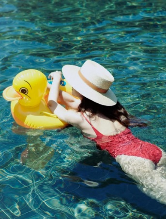 鬼鬼产后首晒女儿 一身可爱泳装萌翻