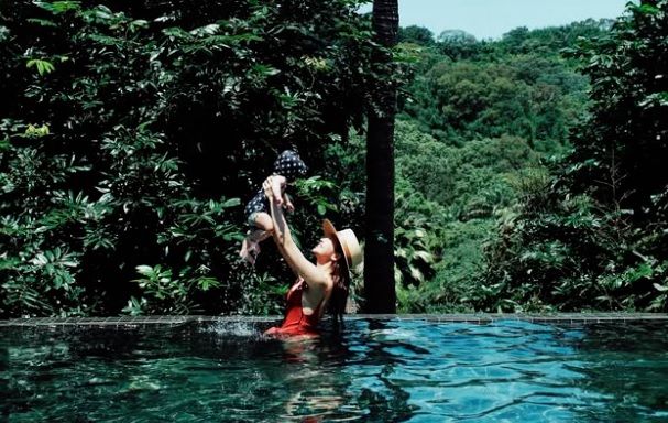 鬼鬼产后首晒女儿 一身可爱泳装萌翻