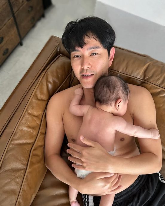 黄翠如晒萧正楠“肉”照 用黑图庆祝父亲节