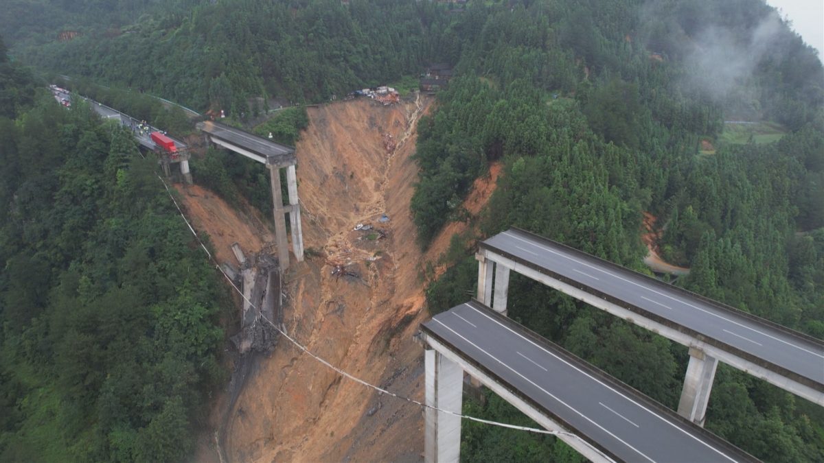 黔南高速路大桥垮塌 司机悬半空获救