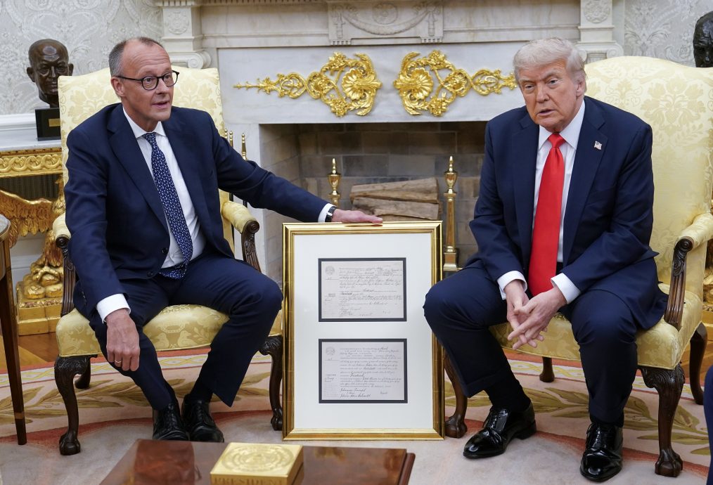 默茨访白宫身段柔软 特朗普:俄乌战就像小孩打架