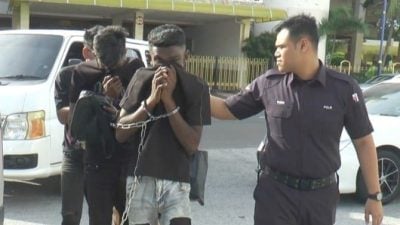 两名醉汉在警局“虎口拔须”打警员  当场被制伏落网