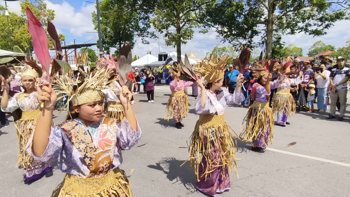 星角摄/彭亨百乐区原住民草叶编制各式手工品巧夺天工