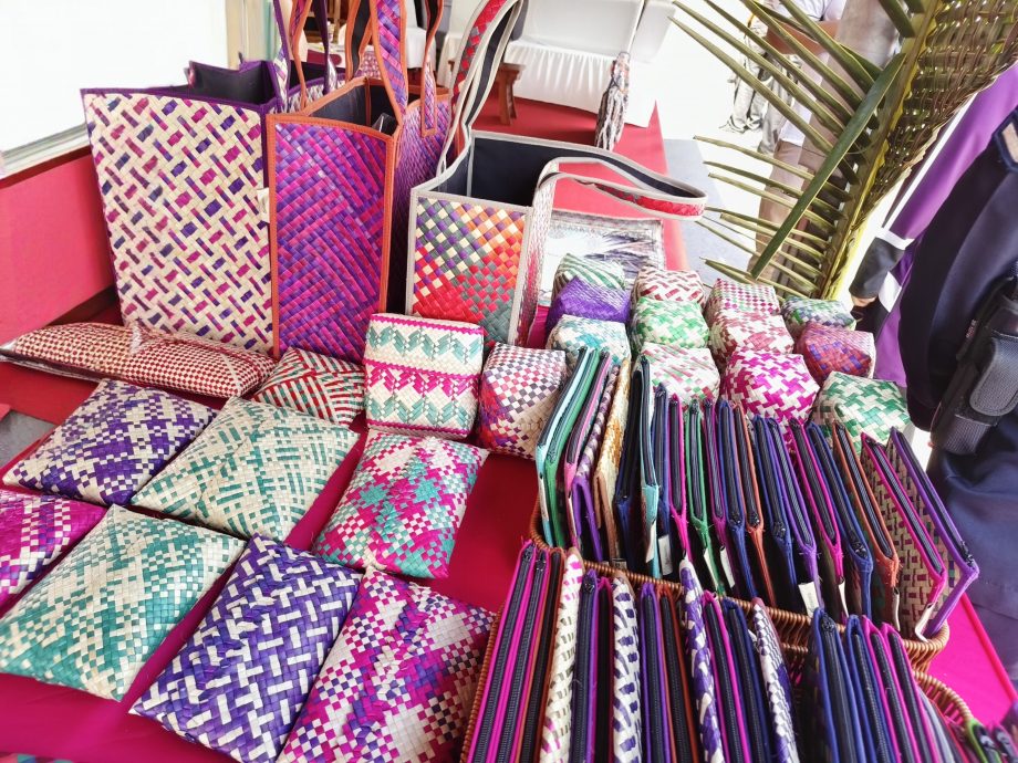 星角摄/彭亨百乐区原住民草叶编制各式手工品巧夺天工