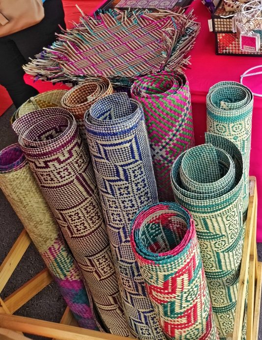 星角摄/彭亨百乐区原住民草叶编制各式手工品巧夺天工