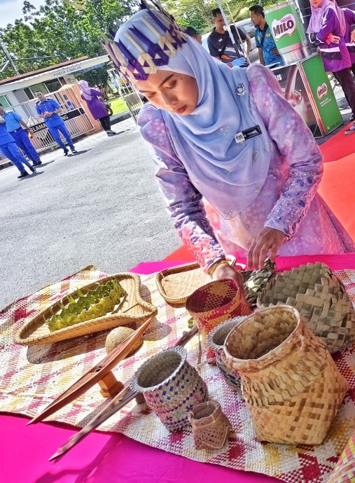 星角摄/彭亨百乐区原住民草叶编制各式手工品巧夺天工