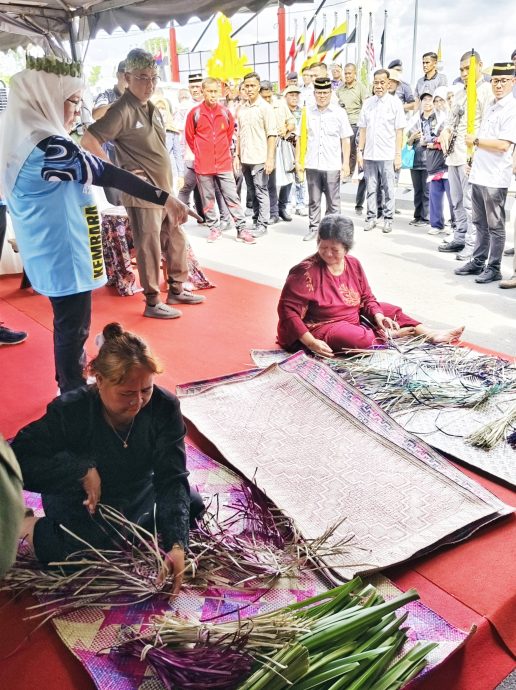 星角摄/彭亨百乐区原住民草叶编制各式手工品巧夺天工