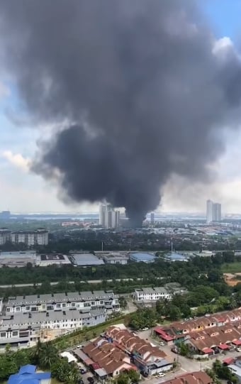 马西公主城工业区发生火患，冒出滚滚浓烟
