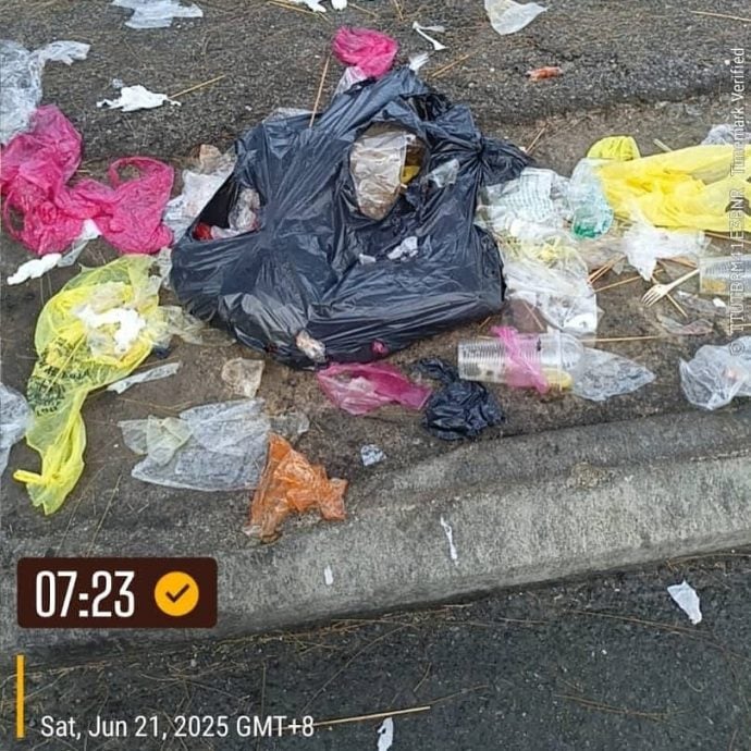 （古城封面主文）旧摩天轮路夜市小贩在打烊后留下垃圾四散