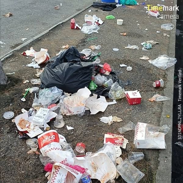 （古城封面主文）旧摩天轮路夜市小贩在打烊后留下垃圾四散