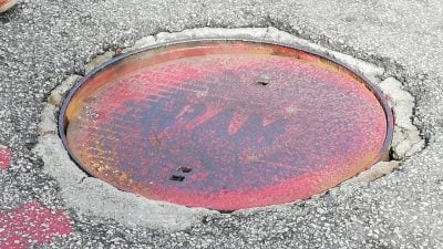 老街沟盖成陷阱   生锈变形凹陷 游客危