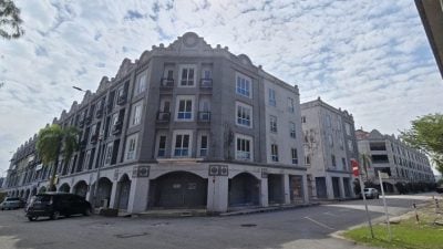 同是景区 两样光景   皇冠广场基设被忽视