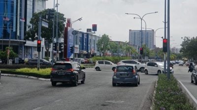 沿海新路通车 车流大增   交通灯未调 周末大塞车