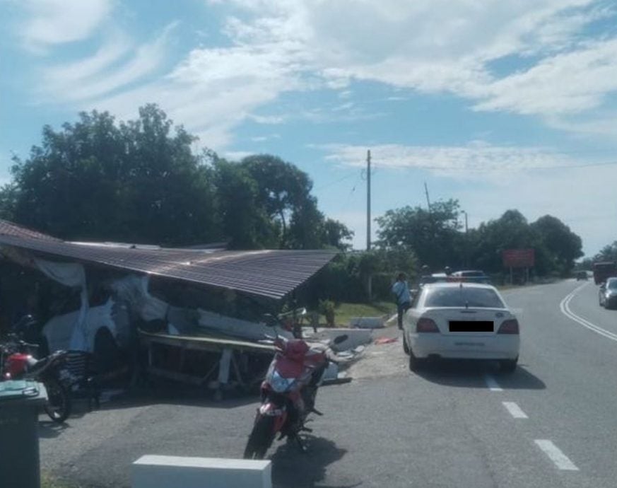 司机失控撞进路边摊