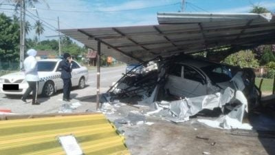 车失控撞路边摊   老司机头受伤送院