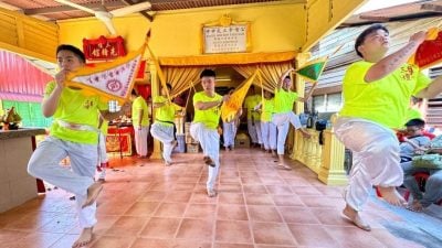 甲三坛文化协会办集训   队员学挥旗执令念咒