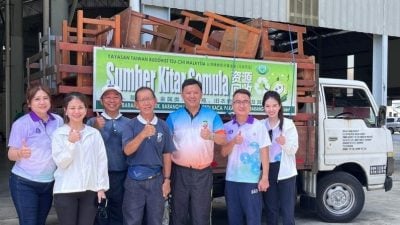 育中召慈济环保回收   废弃课桌椅 重生