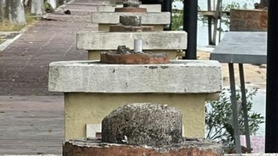 市民：花盆毁裂 洋灰板凹凸 河口走道毁了 太可惜