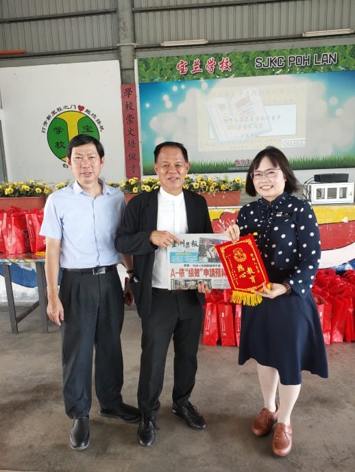 （古城第五版主文）星洲日报于宝兰举行学生阅报赠报仪式
