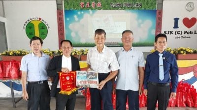 支持星洲学生阅报计划   朱国昇赞助5华小报纸