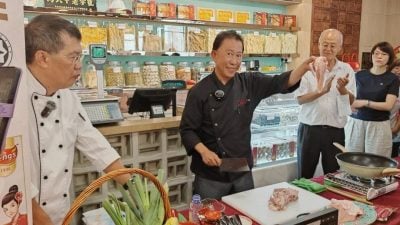 抵甲拍美食介绍影片 甄文达现场烹煮仁当鸡
