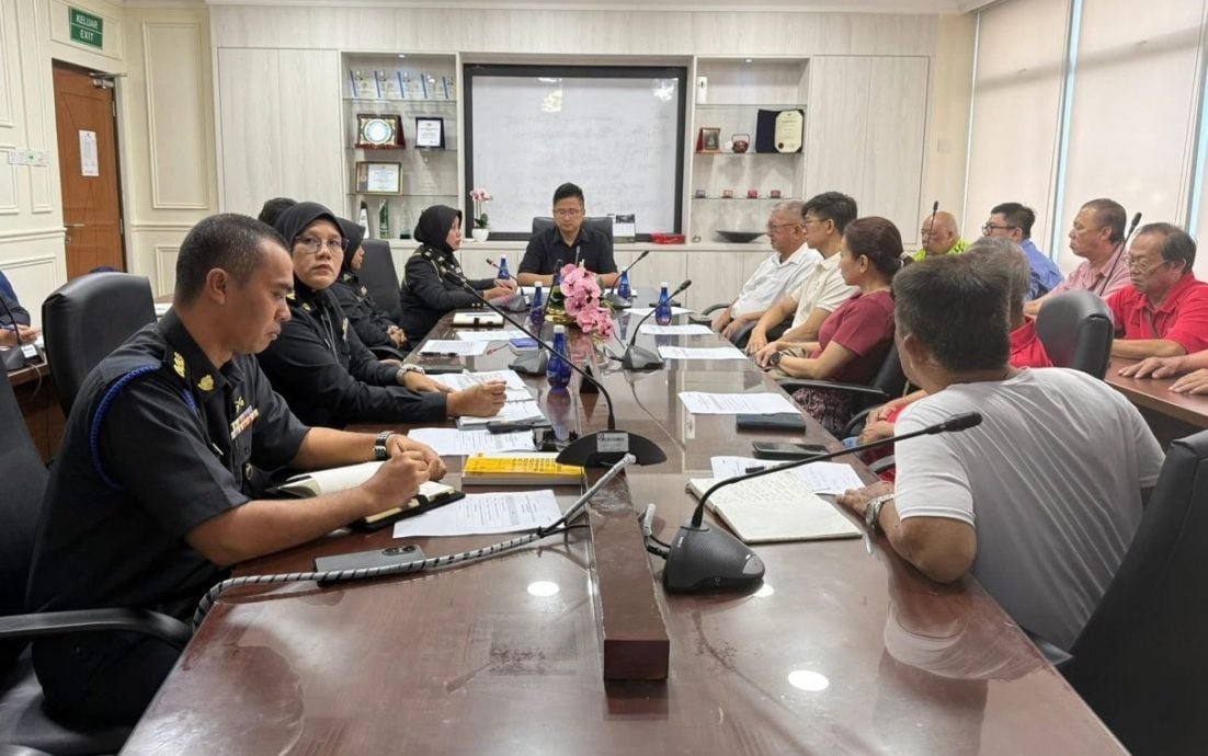 (古城第六版主文)马六甲姑苏厨业慎兴行茶酒楼公会及马六甲咖啡商行代表与甲州国内贸易与生活成本局交流