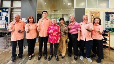 受委育华董事名誉主席   陈厚杉捐5千添购书籍