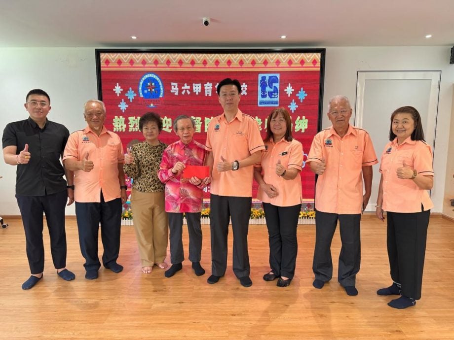 (古城第十一版主文)陈厚杉受委育华董事名誉主席,捐赠5000令吉用于添购优质书籍