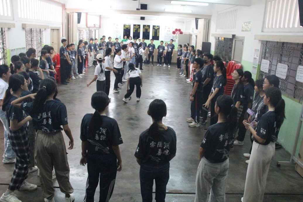 (古城第四版主文)甲学记队假日营“雾影·兽踪”开幕,64名各校中学生趁假期齐聚留回忆