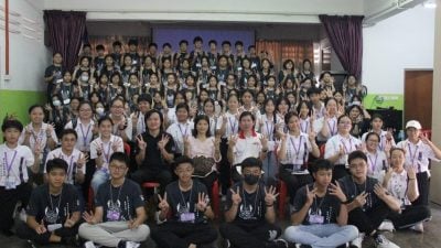 甲学记队假日营“雾影·兽踪”   64学生学课外知识