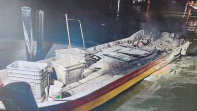 渔船引擎故障著火   3人跳船2获救1失踪