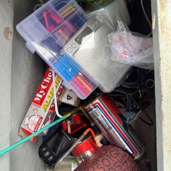 （大北马）2名舵手船上进行毒品包装时被捕，2人成功逃脱。