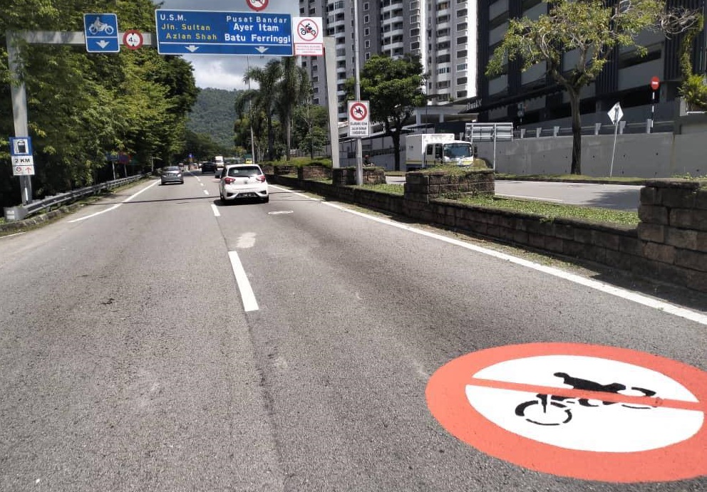 （大北马）乌迪尼隧道设多警示标志，严禁摩托骑士驶入隧道