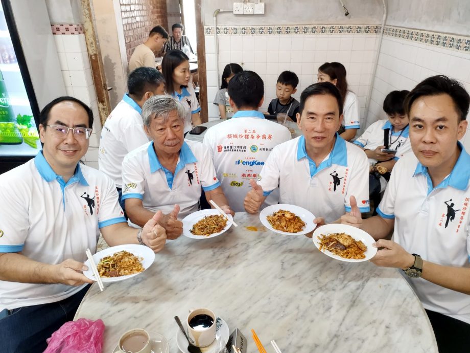 (大北马)冠军炒粿条人气火爆 等一小时半才能吃到