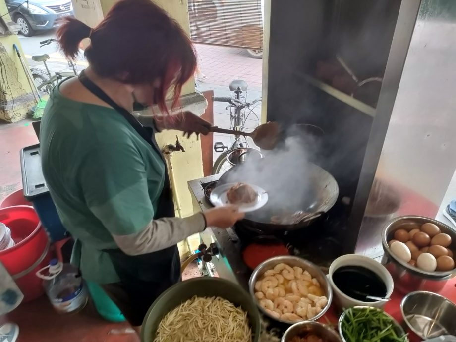 (大北马)冠军炒粿条人气火爆 等一小时半才能吃到