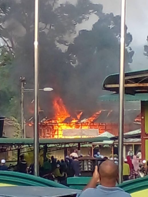 （大北马）华玲宗教学校宿舍失火 学生上课躲过一劫