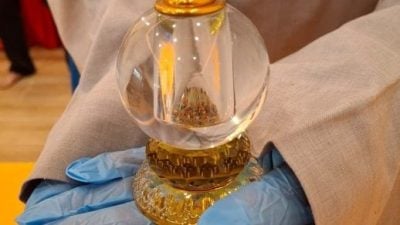 吉佛学院6月6日起办舍利子展   善信可瞻仰顶礼捧在手心合照