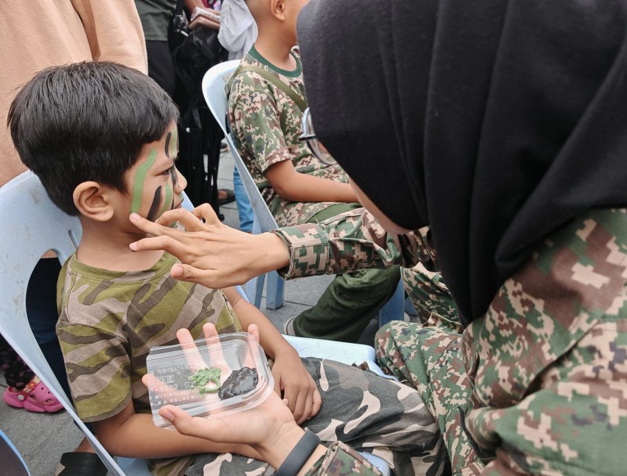 (大北马)吉打苏丹和苏丹后接受仪仗队和空中飞行队伍的王室敬礼。