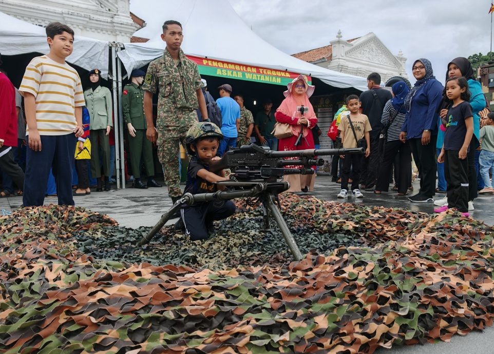 (大北马)吉打苏丹和苏丹后接受仪仗队和空中飞行队伍的王室敬礼。