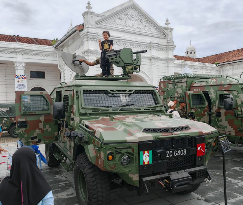 (大北马)吉打苏丹和苏丹后接受仪仗队和空中飞行队伍的王室敬礼。