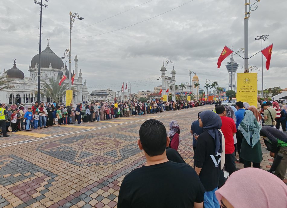 (大北马)吉打苏丹和苏丹后接受仪仗队和空中飞行队伍的王室敬礼。