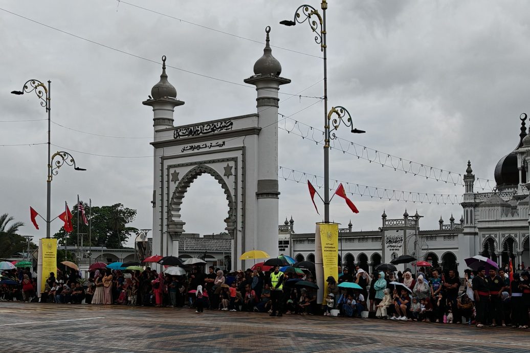 (大北马)吉打苏丹和苏丹后接受仪仗队和空中飞行队伍的王室敬礼。