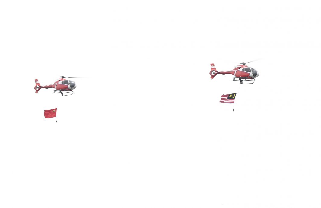 (大北马)吉打苏丹和苏丹后接受仪仗队和空中飞行队伍的王室敬礼。