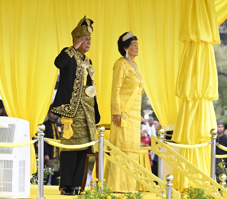 (大北马)吉打苏丹和苏丹后接受仪仗队和空中飞行队伍的王室敬礼。