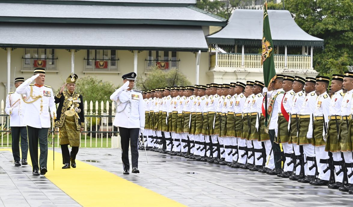 (大北马)吉打苏丹和苏丹后接受仪仗队和空中飞行队伍的王室敬礼。